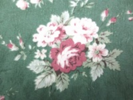 YUWA　ジャガード　グリーン地 少しモスがかったグリーン ピュアタッチ加工 小さな花柄の織柄にロココ調のプリント すごく肌触りのいい風合い