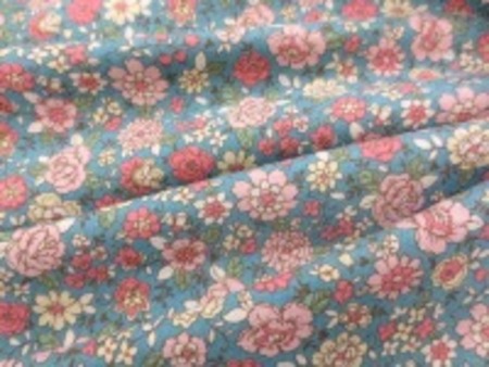 YUWA　麻の混率の少ない綿麻プリント ピンク系花/ダークブルー地 少しグリーンがかったブルー YUWAさんの人気のプリントの新色 インテリアにもお洋服にも使い易いです