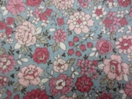 YUWA　麻の混率の少ない綿麻プリント ピンク系花/グレイ地 少しグリーンがかったグレイです。 YUWAさんの人気のプリントが綿麻に なって登場です。 インテリアにもお洋服にも使い易いです