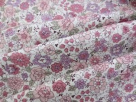 YUWA　麻の混率の少ない綿麻プリント ピンク系花/生成地 YUWAさんの人気のプリントが綿麻に なって登場です。 インテリアにもお洋服にも使い易いです