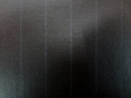 細いダークブルーの ペンシルストライプの黒地の ビニールコーティング ストライプの幅 ダークブルー部分　1mm 黒　部分　15mm