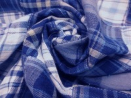インド綿　綾織りビエラ　 少し起毛した感じのブルーと紺系の タータンチェックのパッチワーク 裏側ロックして、つないでいます。