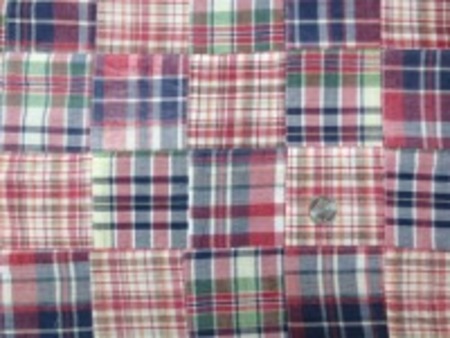 インド綿　平織りマドラスチェックの パッチワーク　赤系 ヴィンテージな風合いの ウオッシュ加工　アンテークな感じ 裏側ロックして、つないでいます。 パッチの大きさ　8cm