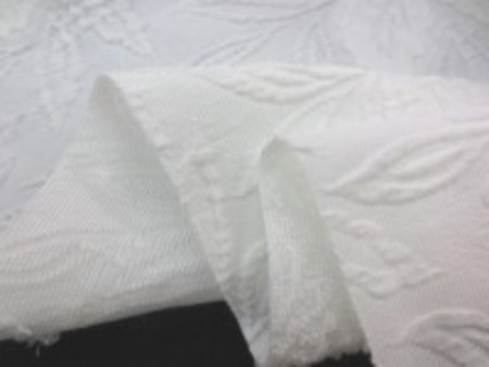 ポリエステルのふくれジャガード　オフ白 花柄の織柄がとびだした感じに 織られている生地です。