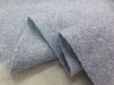 ウールグランシルクミルド　ブルー ウールフラノのような感じの圧縮ニット ほとんど伸びません。 使い易い厚さの生地です。 シルク混で、ネップがおもしろい。 柔らかい風合い