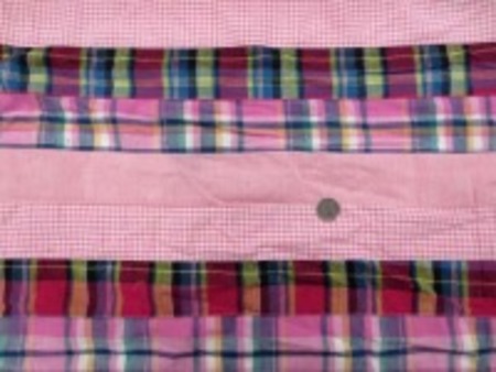 インド綿　平織りマドラスチェックの パッチワーク　ピンク系 裏側ロックして、横ボーダーに 無地　ギンガム　チェック2種類を つないでいます。 横段の幅　5cm